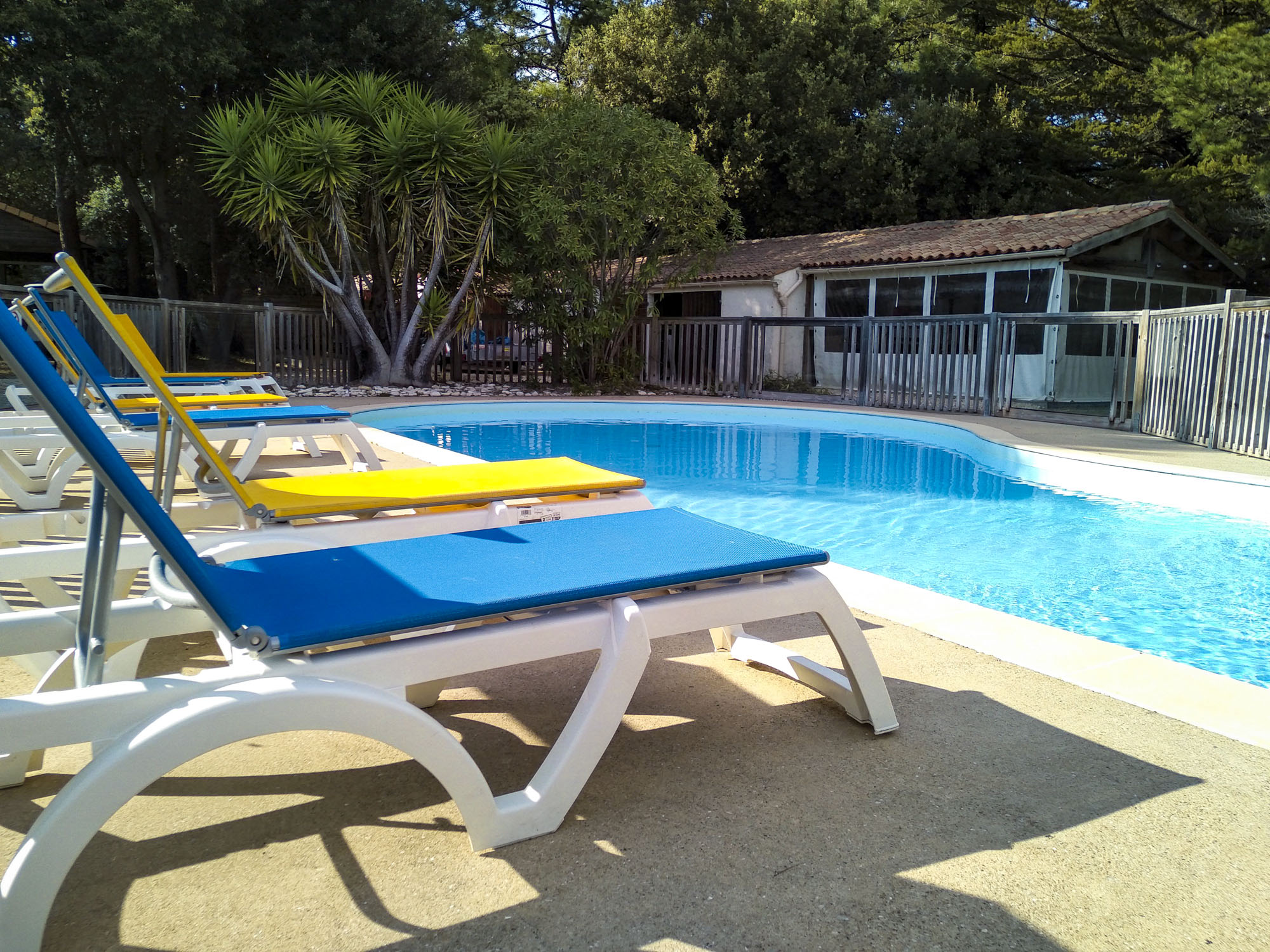 camping-la-campiere-piscine-equipee-de-transats